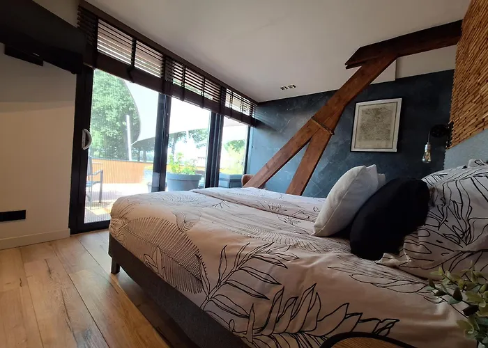 Bed and Breakfast Vierlingsbeek, En Tuin-chalets 3*